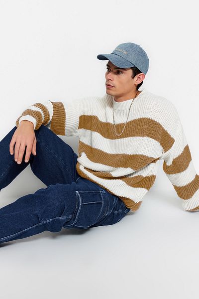 Trendyol Collection Camel Casual Oversize Fit Weite Passform Rundhalsausschnitt Gestreifter Strickpullover TMNAW23KZ00106