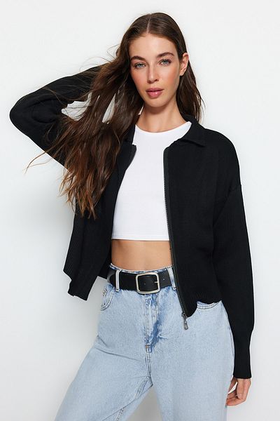 Trendyol Collection Schwarzer Strickcardigan mit Polokragen und Reißverschluss TWOAW24HI00024