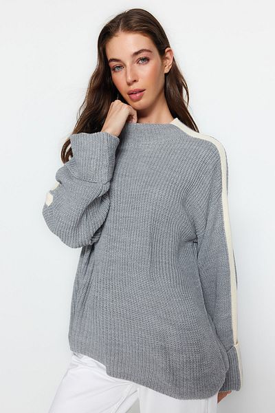 Trendyol Collection Grauer Strickpullover mit weiten Ärmeln und umgeschlagenen Ärmeln TWOAW24KZ00663