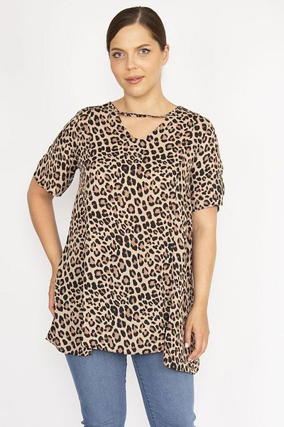 Şans Women's Leo Plus Size Leopard Print Front Slit Blouse 65n36587