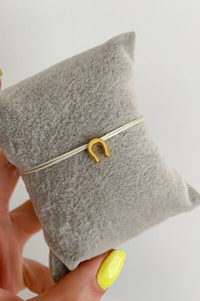 ŞekerAksesuar Beyaz İp Gold Plaka Nal Figür Bileklik