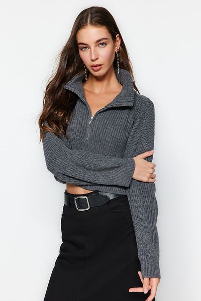Trendyol Collection Anthrazitfarbener Super-Crop-Strickpullover mit Reißverschluss – TWOAW24KZ00527