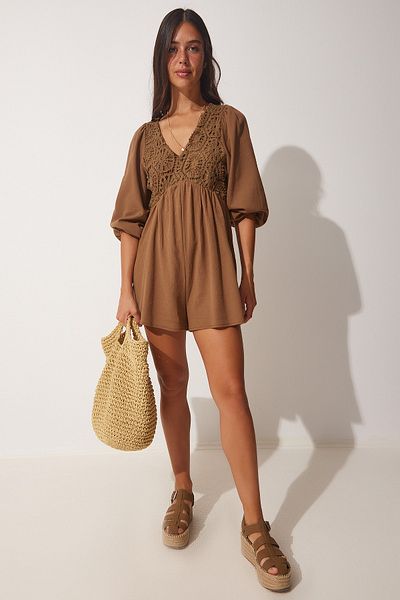 Happiness İstanbul Brauner Sommer-Mini-Jumpsuit aus Leinen mit Guipure-Detail für Damen NO00016