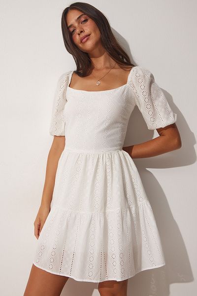 Happiness İstanbul Weißes Damen-Sommerkleid mit Carmenkragen und Wellenkante DM00128