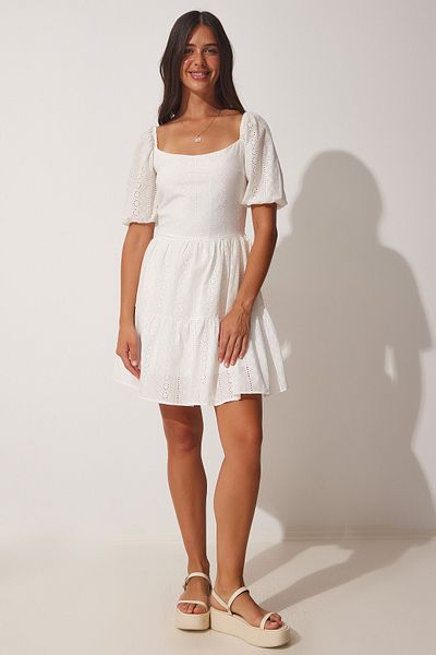 Happiness İstanbul Weißes Damen-Sommerkleid mit Carmenkragen und Wellenkante DM00128