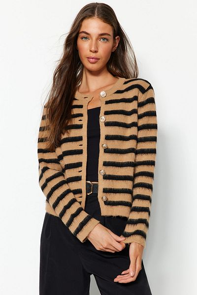 Trendyol Collection Weicher, strukturierter, kamelfarbener, gestreifter Strick-Cardigan – Jacken-Look TWOAW24HI00040
