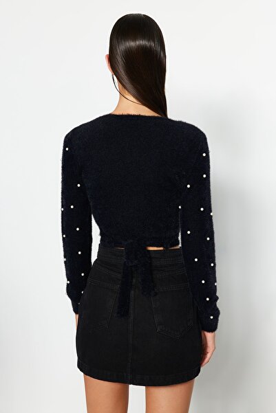 Trendyol Collection Super Crop Schwarzer Strickpullover – Perlendetail, Feder/Bartgarn TWOAW24KZ00228