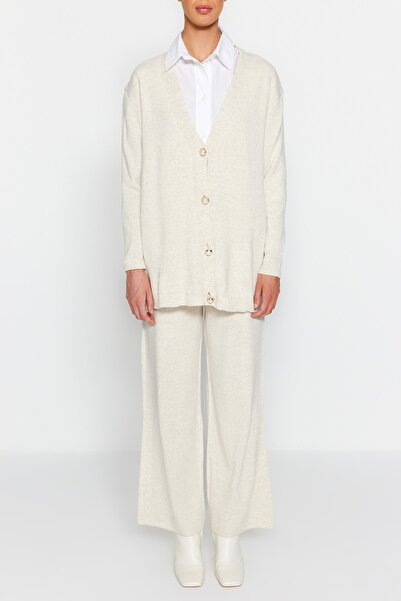 Trendyol Modest Σετ πλεκτά ζακέτα και παντελόνι - με πέτρινα μαργαριταρένια κουμπιά TCTAW24US00037