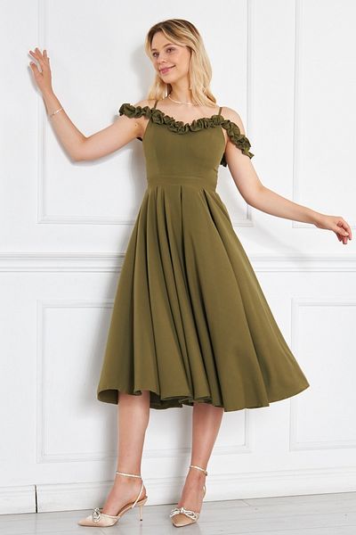 lovebox Flexibles, ausgestelltes Midi-Abendkleid aus Atlasgewebe in Khaki, mit verstellbaren Trägern, Rüschenkragen, Plissiert 421