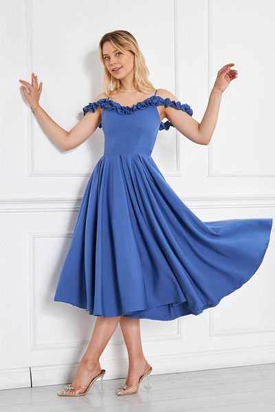 lovebox Abendkleid 421 aus Atlasstoff mit verstellbaren Trägern, Rüschenkragen, plissiertem, ausgestelltem Midi-Jeansblau