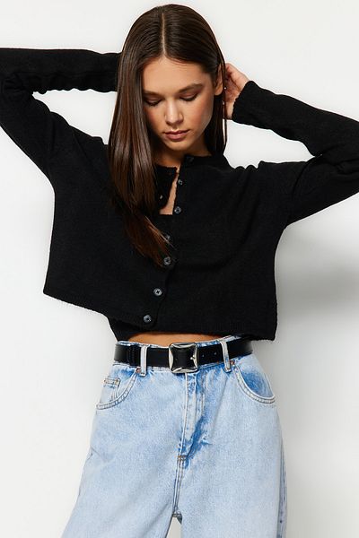 Trendyol Collection Set aus kurzer Bluse und Cardigan in Schwarz mit weicher Textur - TWOAW21HI0107