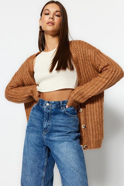 Trendyol Collection Kamelfarbener, weich strukturierter Basic-Strick-Cardigan TWOAW24HI00200