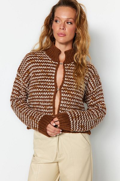 Trendyol Collection Braune Strickjacke mit weichem Strukturmuster und Farbverlauf TWOAW24HI00052