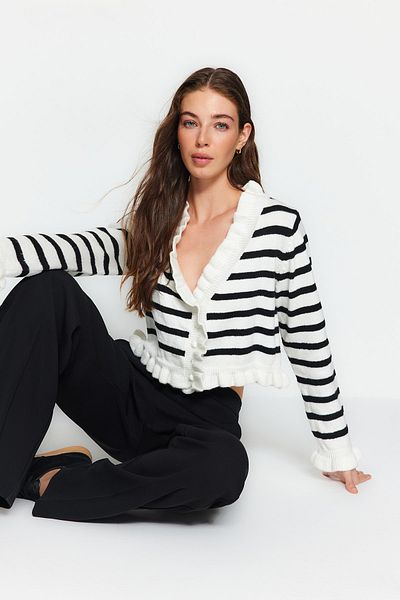 Trendyol Collection Ecru Crop Knitwear Cardigan TWOAW24HI00169