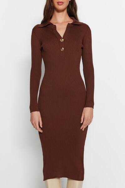 Trendyol Collection Hnědé pletené šaty Midi Polo Neck TWOAW24EL00030