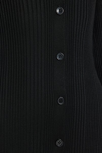 Trendyol Collection Černé midi úpletové šaty s polo výstřihem TWOAW24EL00044