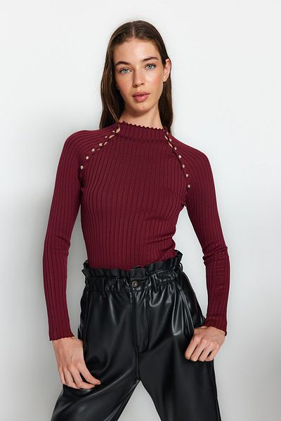 Trendyol Collection Weinroter Strickpullover mit Fenster/Ausschnitt und Accessoire-Detail TWOAW24KZ00225