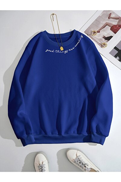 Revasser سويت شيرت نسائي ذو رقبة دائرية كبيرة الحجم مطبوع عليه صدر خاص من GOOD