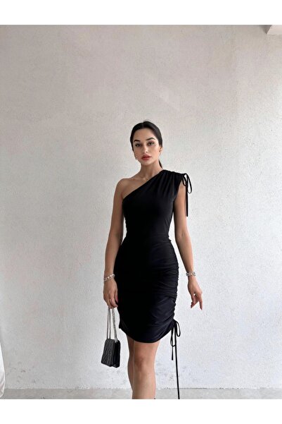 Afiş Butik Rochie mini neagră cu detaliu de tragere