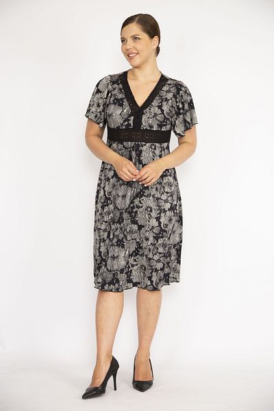 Şans Schwarzes Damenkleid in Übergröße mit Kragen und Taille, Spitze und detailliertem V-Ausschnitt 65n36573
