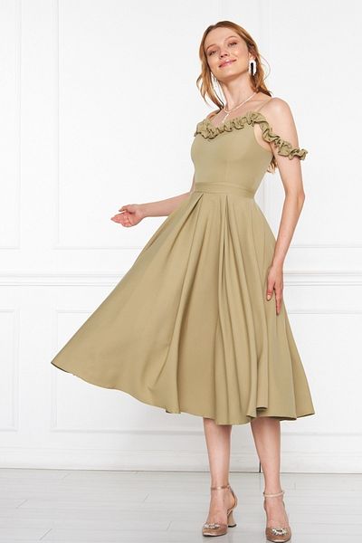 lovebox Abendkleid 421 aus Atlasstoff mit verstellbaren Trägern, Rüschenkragen, plissiertem, ausgestelltem Midi-Kleid in Ölgrün