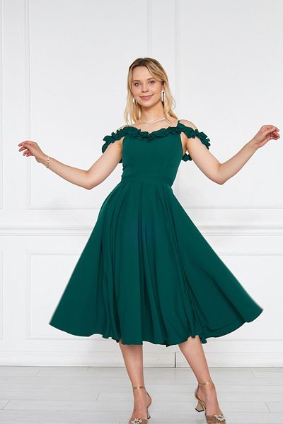 lovebox Abendkleid 421 aus Atlasstoff mit verstellbaren Trägern, Rüschenkragen, plissiertem, ausgestelltem Midi-Kleid in Smaragdgrün