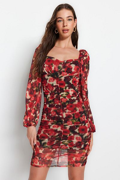 Trendyol Collection Rotes, bedrucktes Tüll-Sweatshirt-Ausschnitt, figurbetontes, langärmliges, dehnbares Mini-Strickkleid TWOAW24EL00219