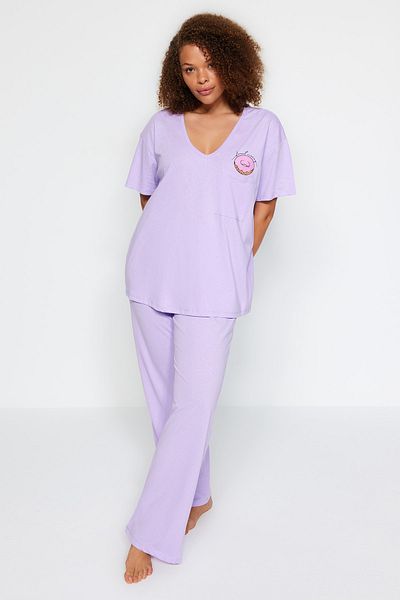 Trendyol Curve Lila bedrucktes Strick-Pyjama-Set mit Taschendetail TBBAW24AI00004
