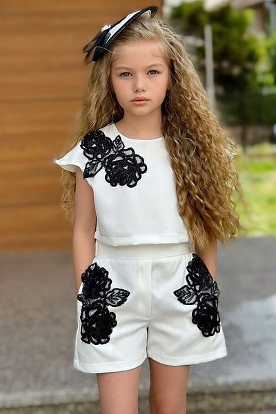 Riccotarz Set de pantaloni scurți albi, cu umeri cu nasturi, brodate cu flori