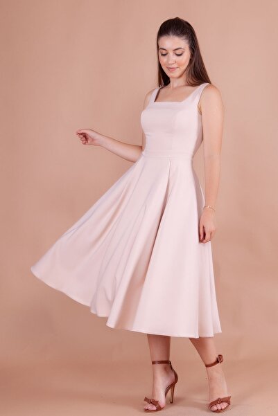 NO48 فستان متوسط الطول بياقة مربعة كريمية وأشرطة سميكة