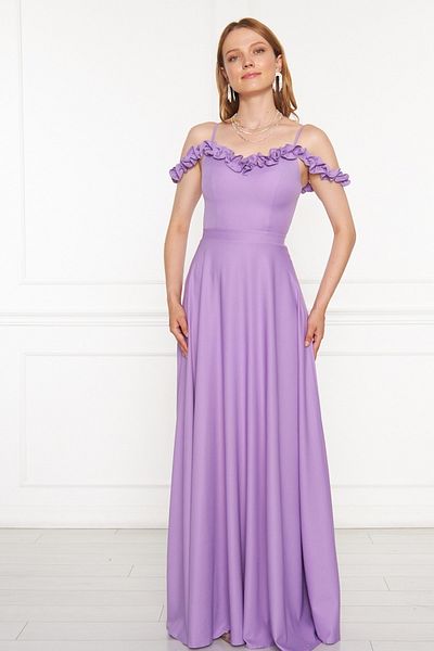 lovebox Abendkleid 421 aus Atlasstoff mit verstellbaren Trägern, Rüschenkragen, plissiertem, ausgestelltem Maxikleid in Lila