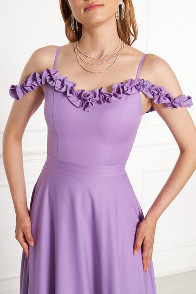 lovebox Abendkleid 421 aus Atlasstoff mit verstellbaren Trägern, Rüschenkragen, plissiertem, ausgestelltem Maxikleid in Lila