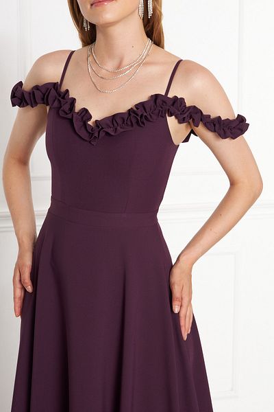 lovebox Abendkleid 421 aus Atlasstoff mit verstellbaren Trägern, Rüschenkragen, plissiertem, ausgestelltem Maxikleid in Pflaume
