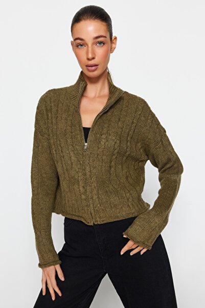 Trendyol Collection Khaki pletený svetřík s měkkou texturou se zipem a copem do vlasů Twoaw24Hi00202