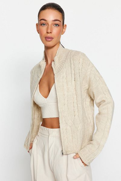 Trendyol Collection Weich strukturierter, geflochtener Crop-Strick-Cardigan mit Reißverschluss – TWOAW24HI00202