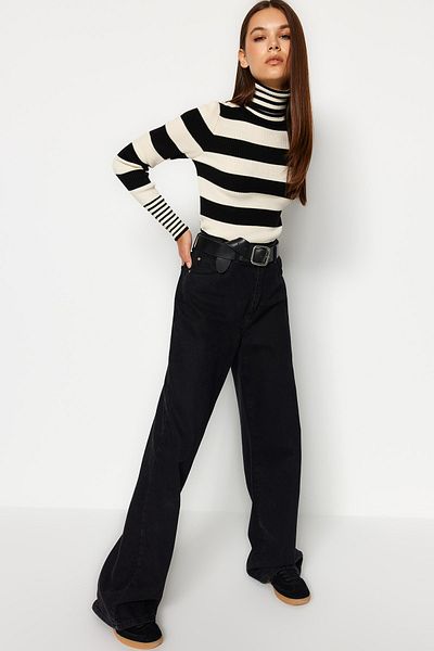 Trendyol Collection Rollkragenpullover mit schwarzen Streifen aus Strick - TWOAW24KZ00637