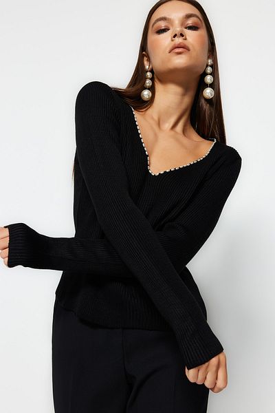Trendyol Collection Pulover negru de tricotaj cu decolteu în V - cu detalii perle TWOAW24KZ00664