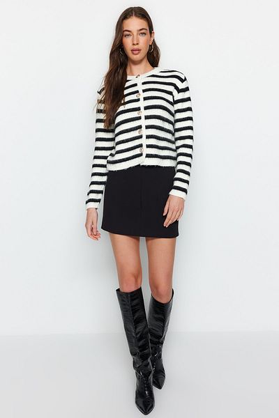 Trendyol Collection Weiche, strukturierte, ecrufarbene, gestreifte Strickjacke – TWOAW24HI00040