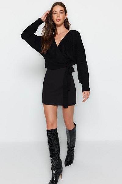 Trendyol Collection Schwarzer Crop-Strickpullover mit zweireihigem Kragen – TWOAW24KZ00865