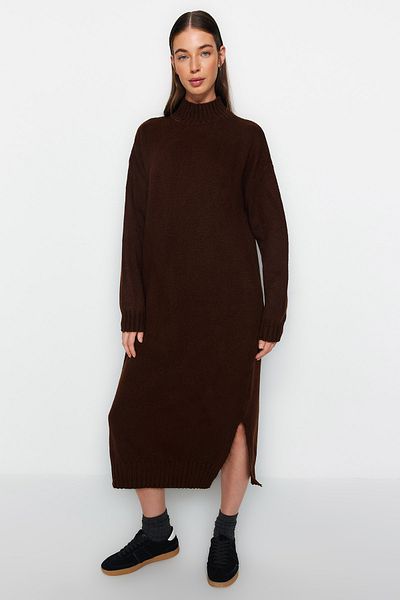 Trendyol Collection Φαρδιά εφαρμογή Midi πλεκτό φόρεμα με απαλή υφή - Καφέ TWOAW23EL0005