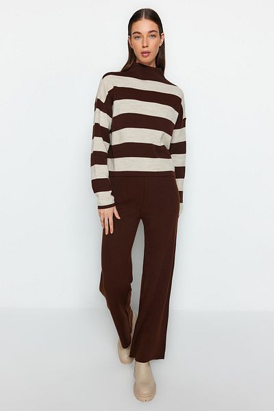 Trendyol Collection Brauner Strickanzug mit Streifen in weiter Passform - TWOAW24AU00020