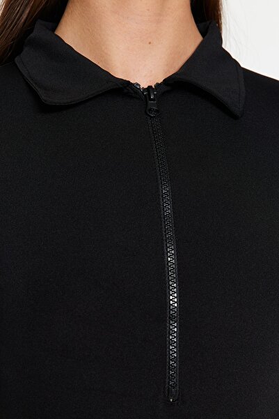 Trendyol Collection Černý límec na zip s detailním zapínáním na zapínání Stretch pletené tělo TWOAW24BD00005