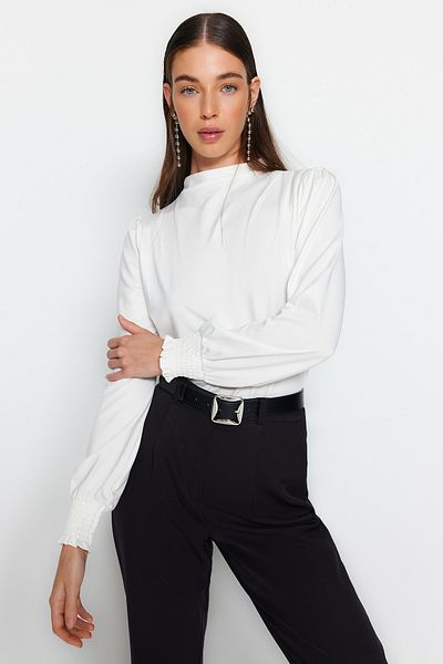 Trendyol Collection Ecru-hoher Kragen, reguläre Passform, Gipe-detaillierte, flexible Strickbluse TWOAW24BZ00022