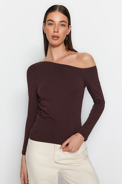 Trendyol Collection Braune, schulterfreie, taillierte, dehnbare Strickbluse aus Baumwolle mit U-Boot-Ausschnitt TWOAW24BZ00107