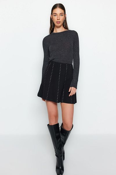 Trendyol Collection Schwarzer Stone Accessory Mini Skater/Gürtelöffnung Strickrock TWOAW24ET00075