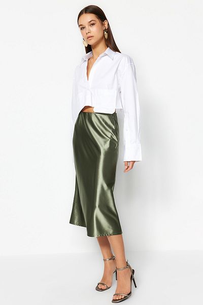 Trendyol Collection Grüner Premium Satin A-Linien/Glockenform Midi Strickrock TWOAW24ET00088