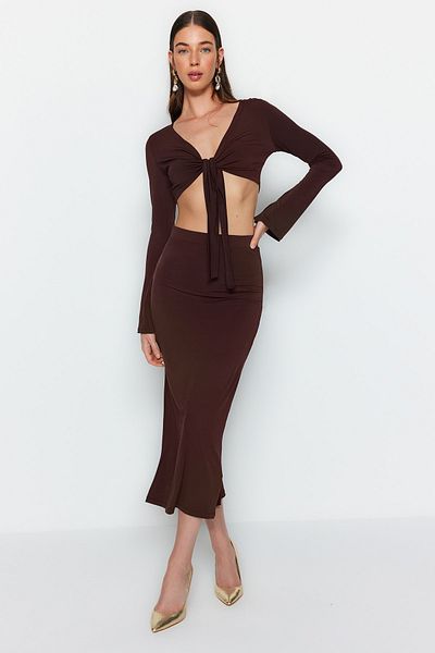Trendyol Collection Sötétbarna Super Crop blúz és midi szoknya - nyakkendő részletes készlet TWOAW24AU00070