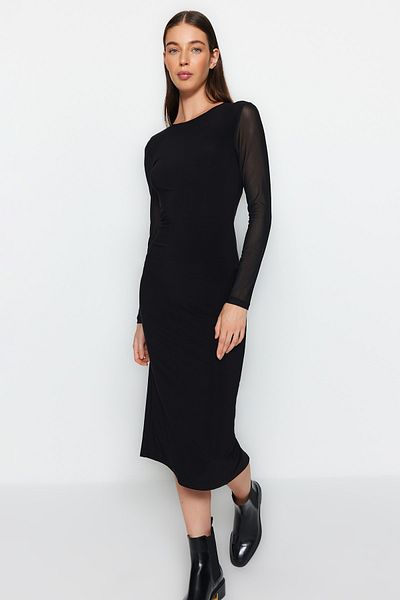 Trendyol Collection Černý tyl na zádech a rukávech Detailně vypasované pružné pletené šaty TWOAW24EL00140