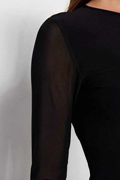 Trendyol Collection Fekete hátú és ujjú tüll részletesen illeszkedő, rugalmas kötött ruha TWOAW24EL00140