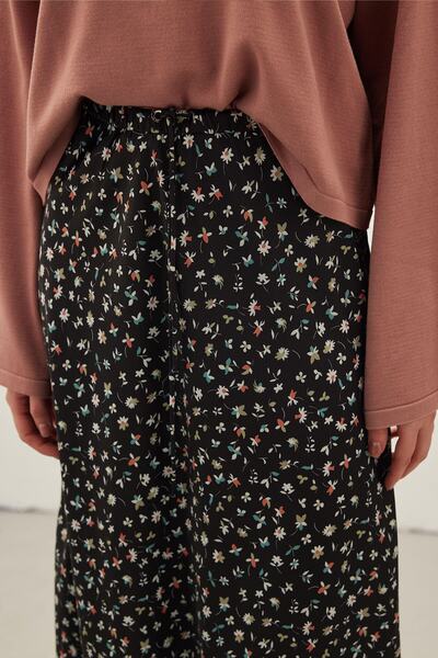 Manuka Wzorzysta satynowa spódnica w chrupiący kwiatek